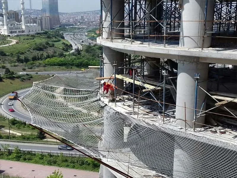 Yapının kat kenarlarında güvenlik ağı uygulaması