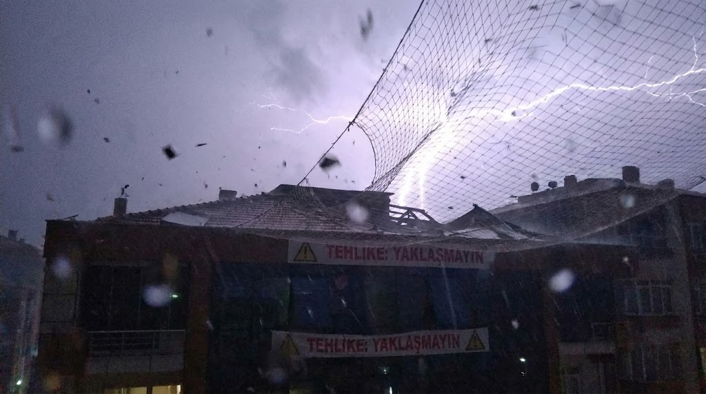 Çatı Uçmaması İçin Ne Yapmalı? Fırtına ve Şiddetli Rüzgâra Karşı Etkili Önlemler